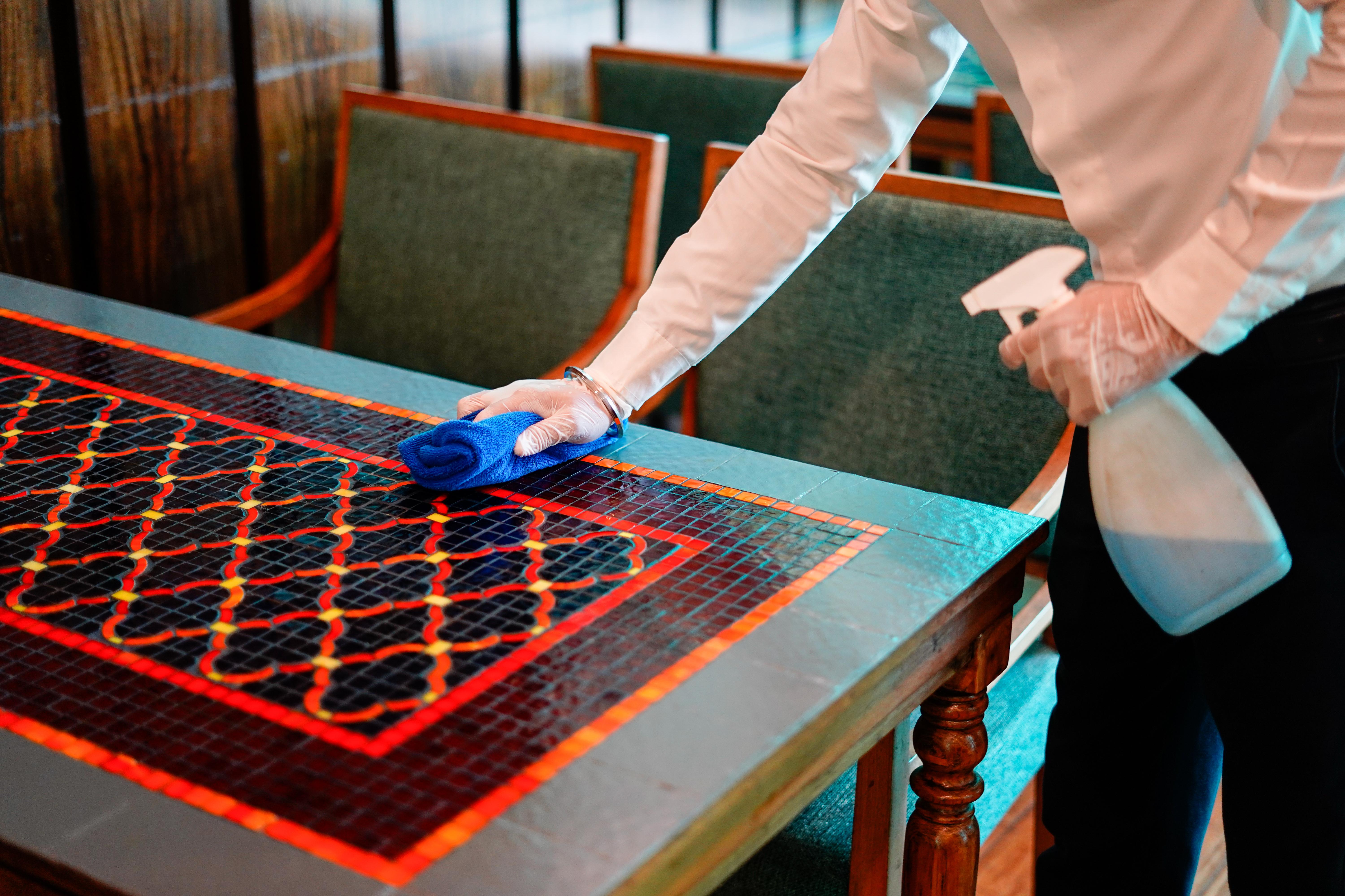 Novotel Goa Resort & Spa קנדולים מראה חיצוני תמונה A hotel housekeeper wiping down a table