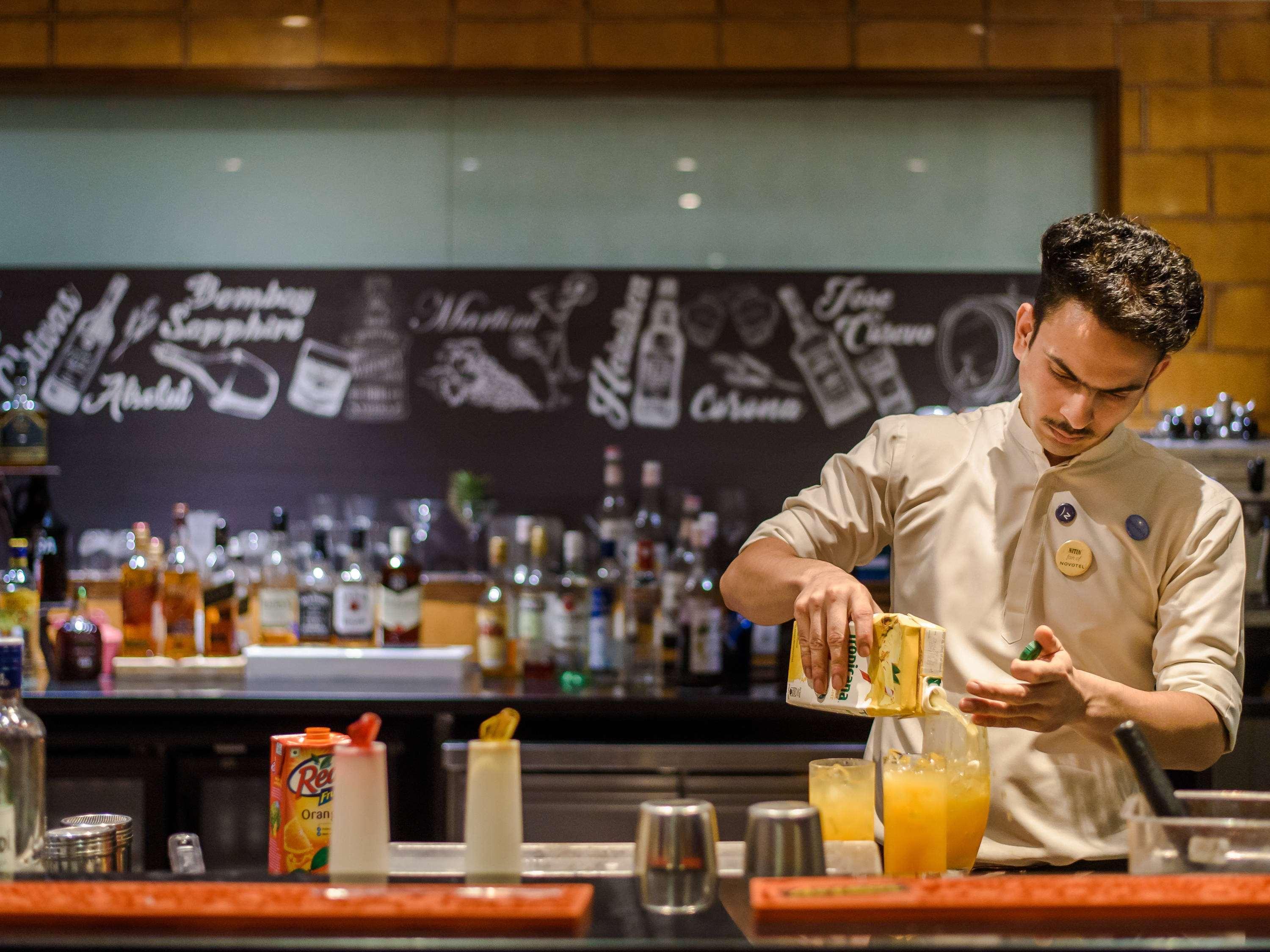 Novotel Goa Resort & Spa קנדולים מראה חיצוני תמונה A bartender at work