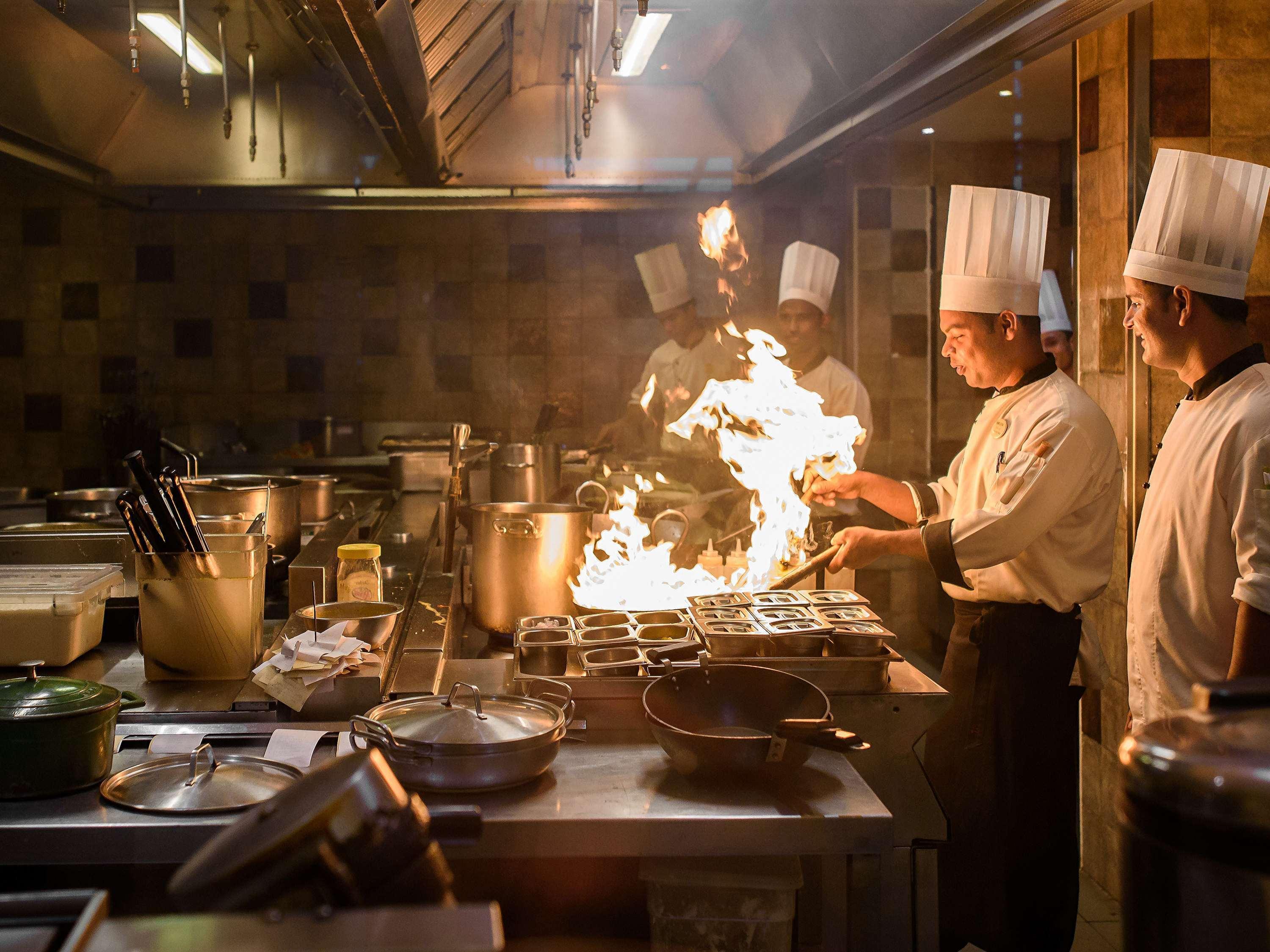 Novotel Goa Resort & Spa קנדולים מראה חיצוני תמונה A kitchen in action