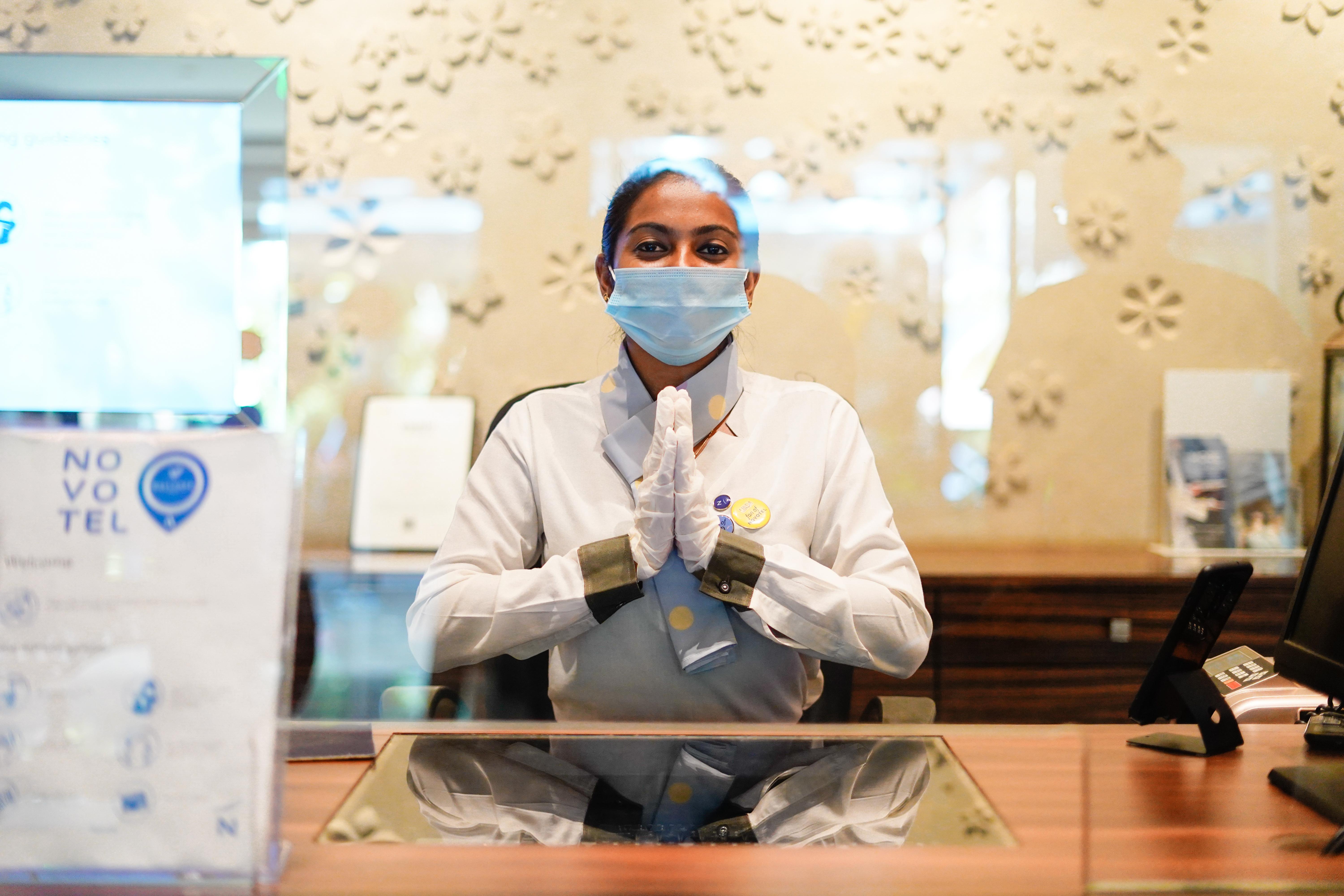 Novotel Goa Resort & Spa קנדולים מראה חיצוני תמונה A hotel employee wearing a face mask