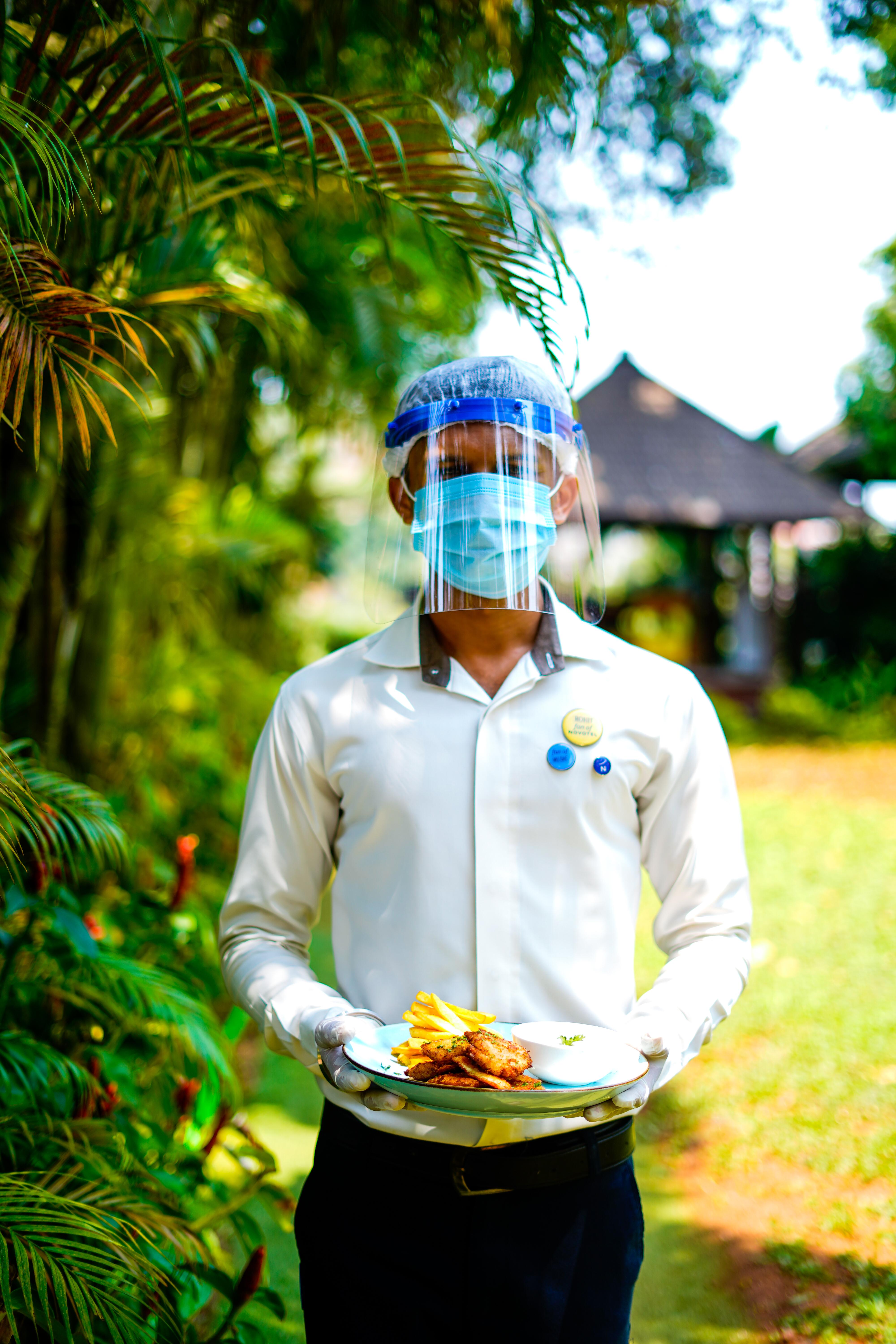 Novotel Goa Resort & Spa קנדולים מראה חיצוני תמונה A hotel employee wearing a face shield and a face mask