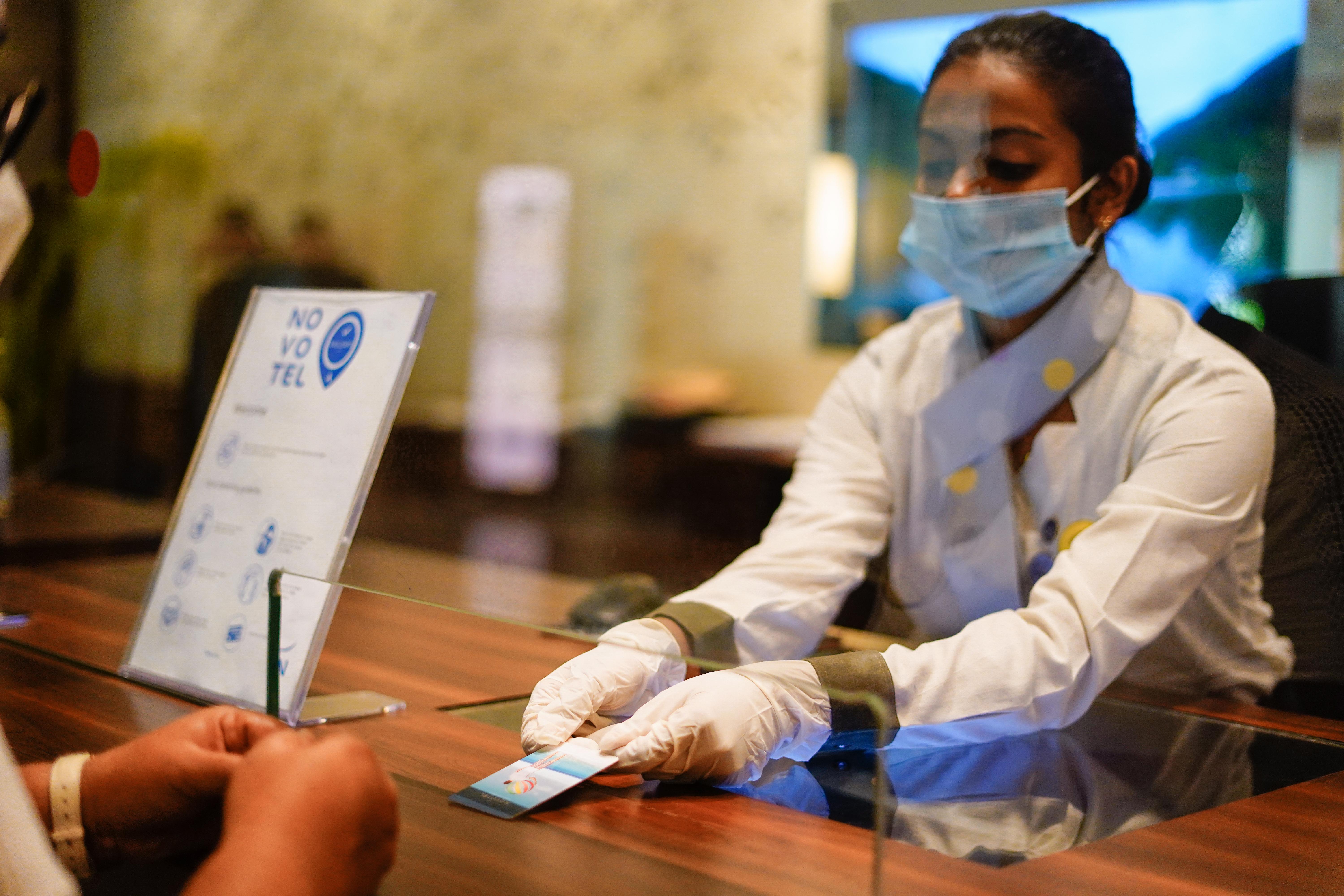 Novotel Goa Resort & Spa קנדולים מראה חיצוני תמונה A hotel employee wearing a face mask and gloves