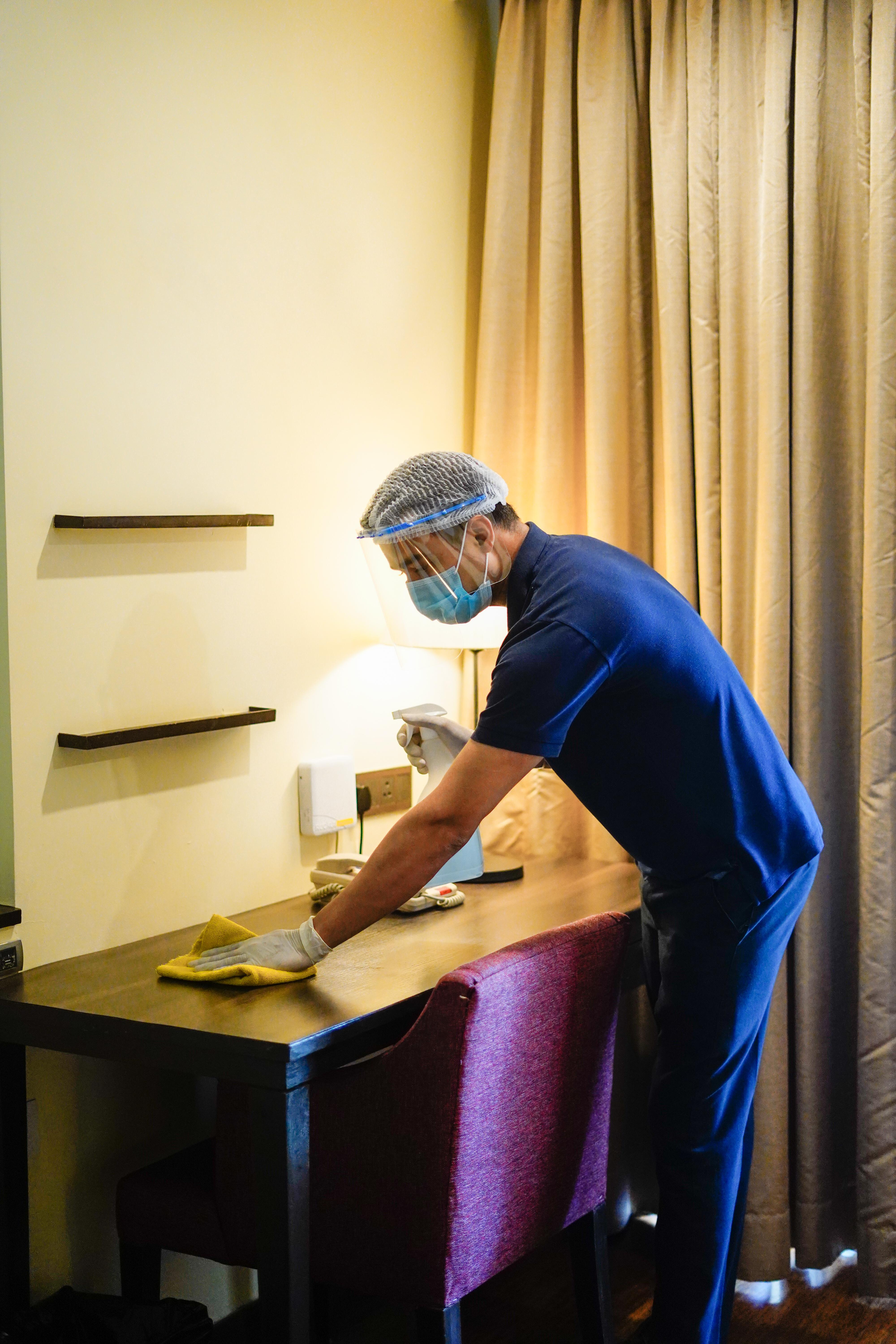 Novotel Goa Resort & Spa קנדולים מראה חיצוני תמונה A hotel housekeeper wearing a face shield and gloves